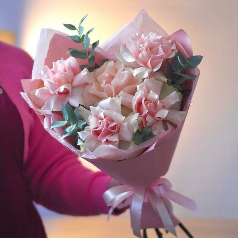 Buket iz 5 nezhnih rozovih frantcuzskih roz i evkalipta, buket iz 5 nezhnih rozovih frantcuzskih roz i evkalipta