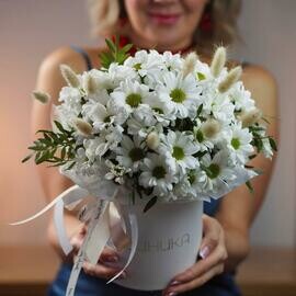 Kompozitciya iz romashki i suhotcvetov