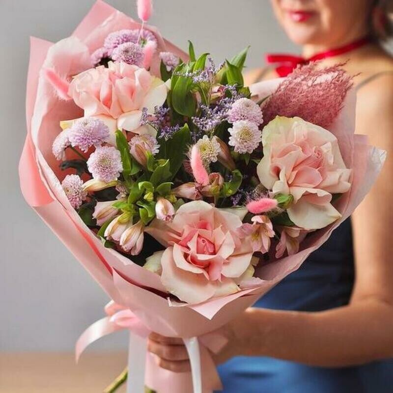 Neobiknovennij buket iz 3 frantcuzskih roz, Santini, al_stromerii i limoniuma, standart