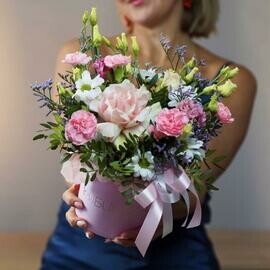 Весенняя композиция из французской Розы, эустомы, кустовой гвоздики и хризантема ромашка