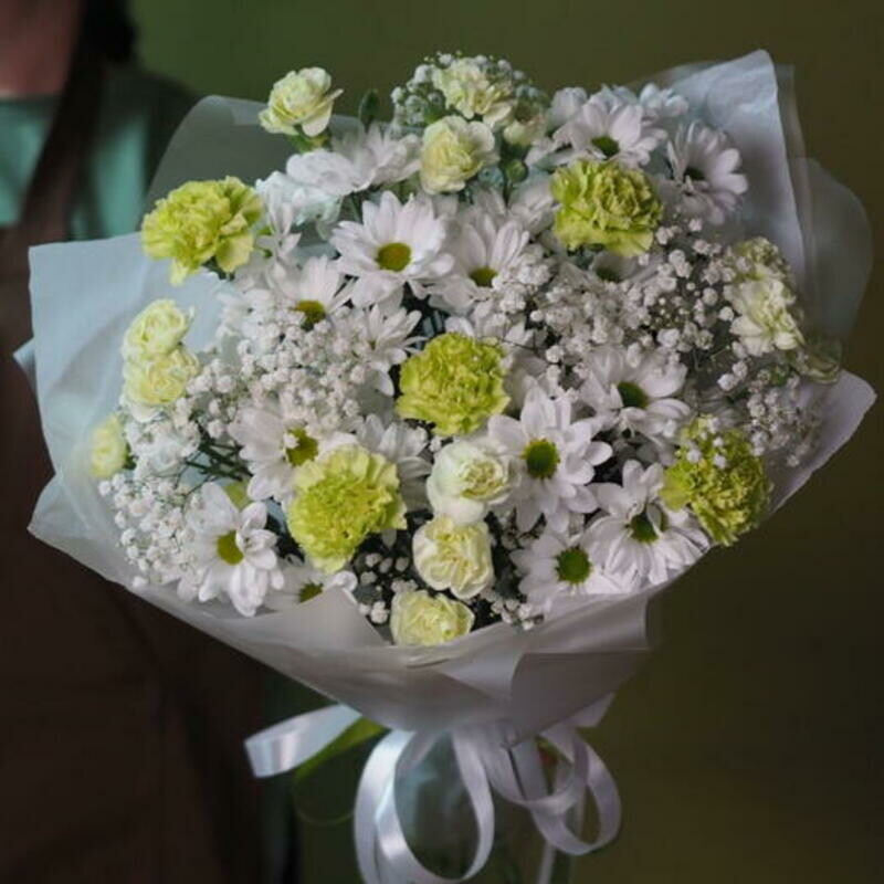 Пышный букет из белой кустовой хризантемы и гвоздики, делюкс