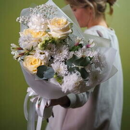 Vozdushnij buket iz 3 pionovidnih roz, eustomi, diantusa