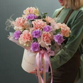 Kompozitciya v korobke iz frantcuzskoj rozi i gvozdiki