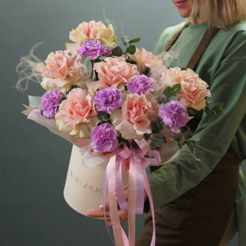 Kompozitciya v korobke iz frantcuzskoj rozi i gvozdiki, standart