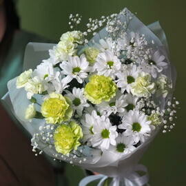 Stojkij buket iz beloj kustovoj hrizantemi i diantusa