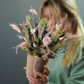 Композиция с сухоцветами и стабилизированными цветами