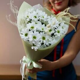 Buket v eko stile iz 3 vetok romashki i suhotcvetov