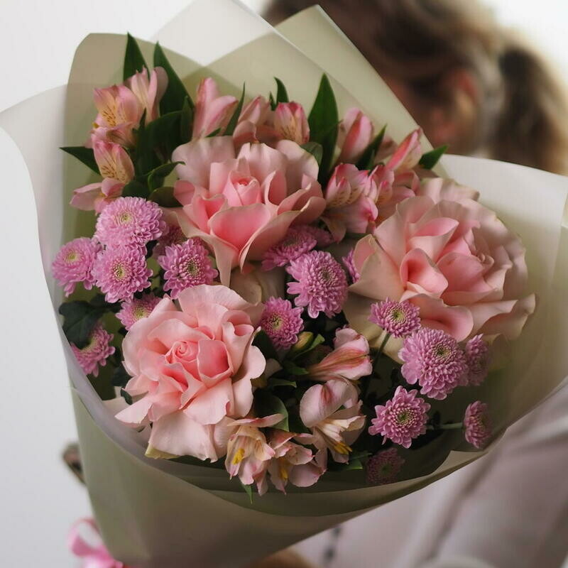 Buket iz rozovih frantcuzskih roz, hrizantemi i al_stromerii, standart