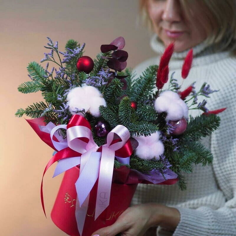 Яркая зимняя композиция из нобилиса хлопка и декора, стандартный