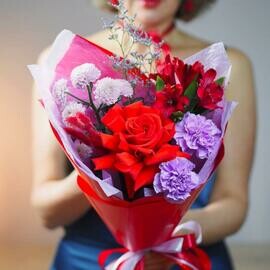 Букет комплимент из красной французской розы, альстромери, Сантини и гвоздики