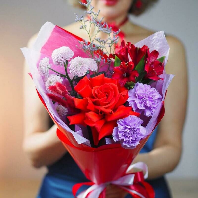 Buket kompliment iz krasnoj frantcuzskoj rozi, al_stromeri, Santini i gvozdiki, standart
