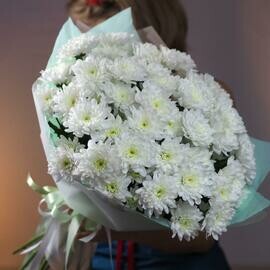 Vozdushnij buket iz 15 kustovih hrizantem