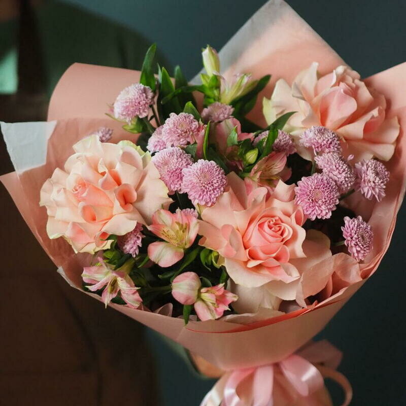 Buket iz 3 rozovih frantcuzskih roz, al_stromerii i santini, standart