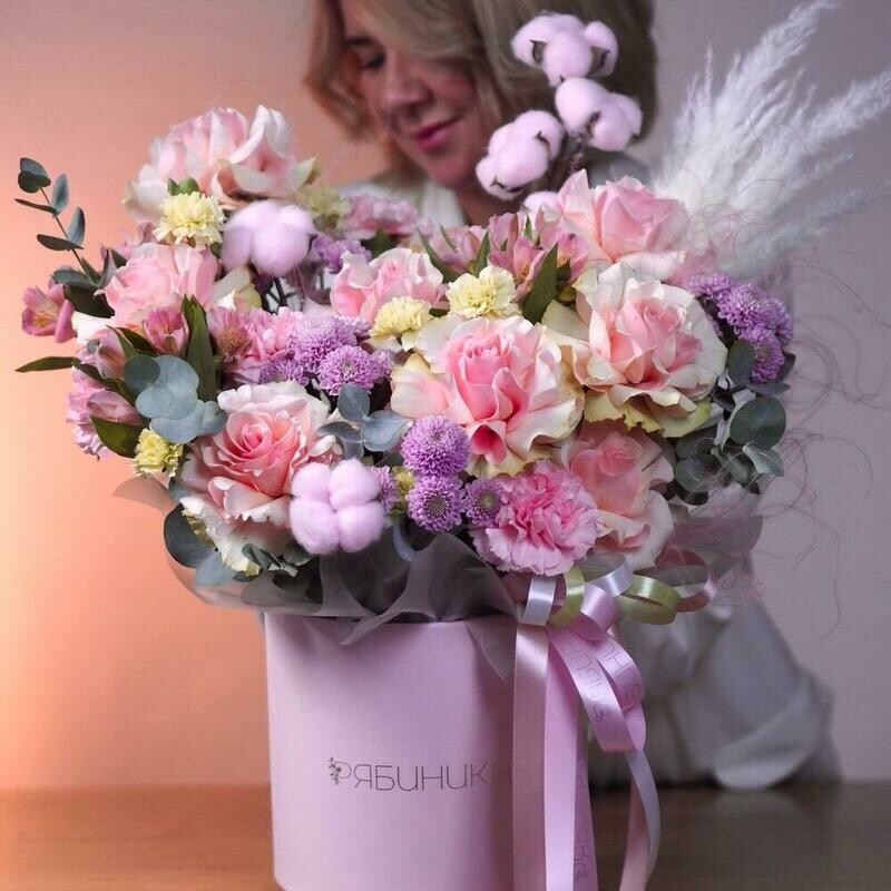 Bol_shaya korobka iz 7 rozovih frantcuzskih roz, Santini, al_stromerii, diantusa i suhotcvetov, premium