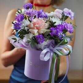 TCveti v korobke frantcuzskaya Roza, Santini i gvozdika