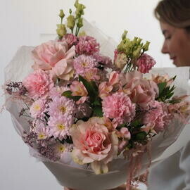 YArkij buket iz kustovoj hrizantemi, frantcuzskoj rozi i gvozdiki