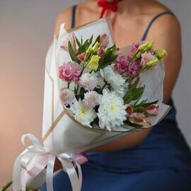 Krasivij buket kompliment iz hrizantemi, al_stromerii i eustomi