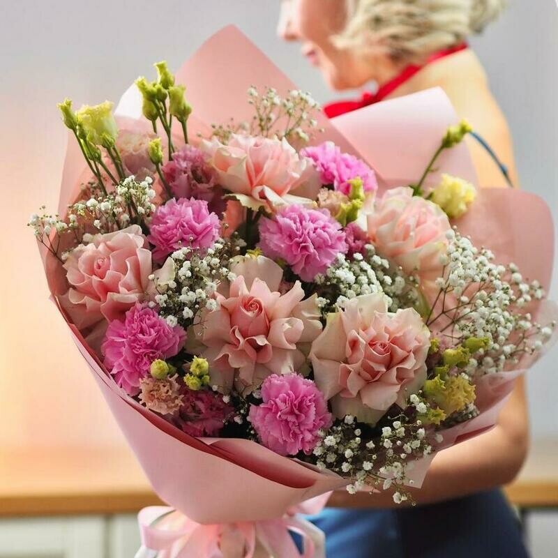 SHikarnij buket iz frantcuzskih roz, eustom, gvozdik i gipsofili, luxe