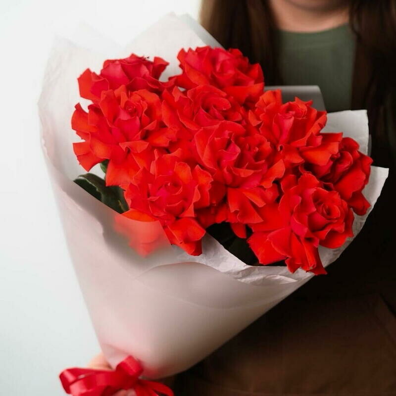 Яркий букет из 9 красных французских роз, стандартный