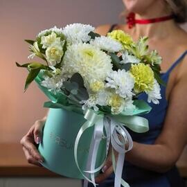 TCveti v korobke s hrizantemoj, gvozdikoj i al_stromerii