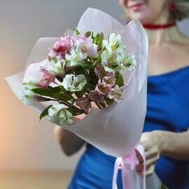 Stojkij buket iz al_stromerii dvuh ottenkov