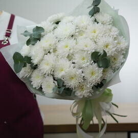 Buket iz 9 belih kustovih hrizantem i evkalipta