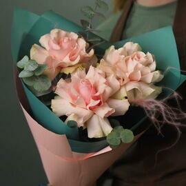 Букет из нежно розовой французской розы и эвкалипта