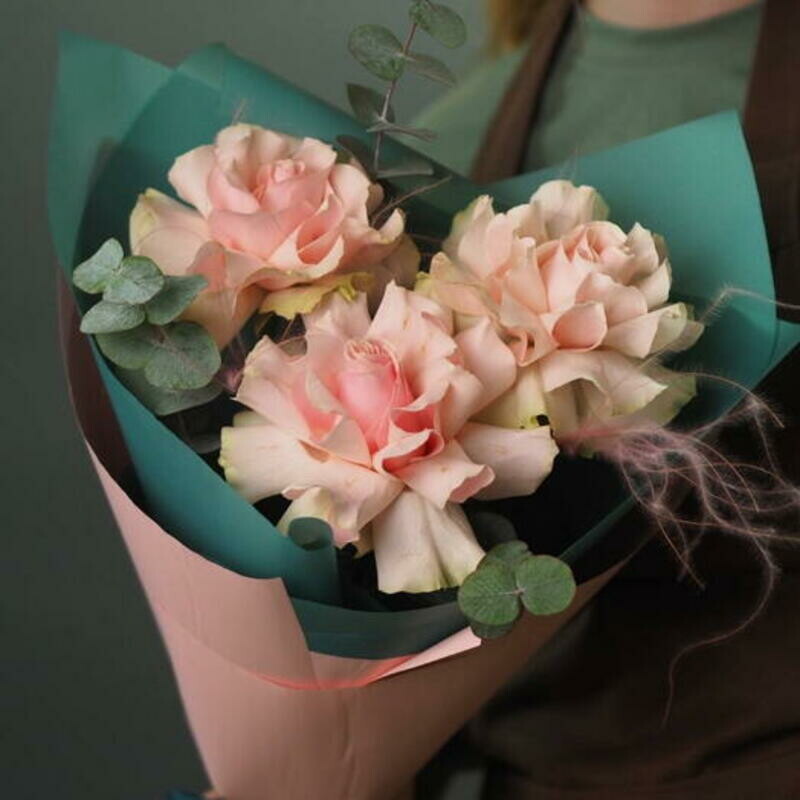 Buket iz nezhno rozovoj frantcuzskoj rozi i evkalipta, standart