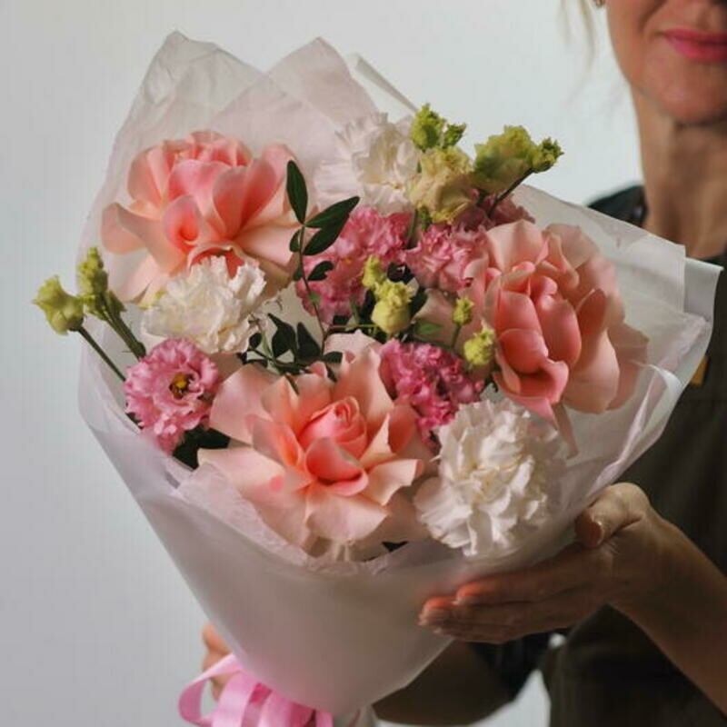 Buket iz frantcuzskih roz, liziantusa i diantusa, standart