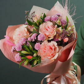 Стойкий букет из французской розы, альстромерии и сантини