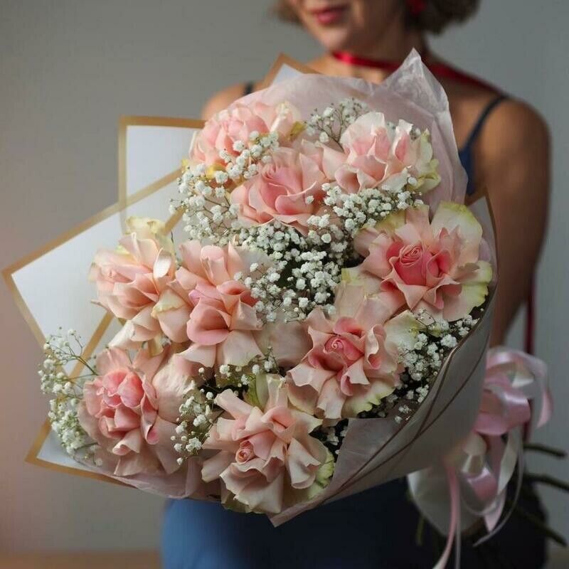 Iziskannij buket iz 9 frantcuzskih roz i gipsofili, standart