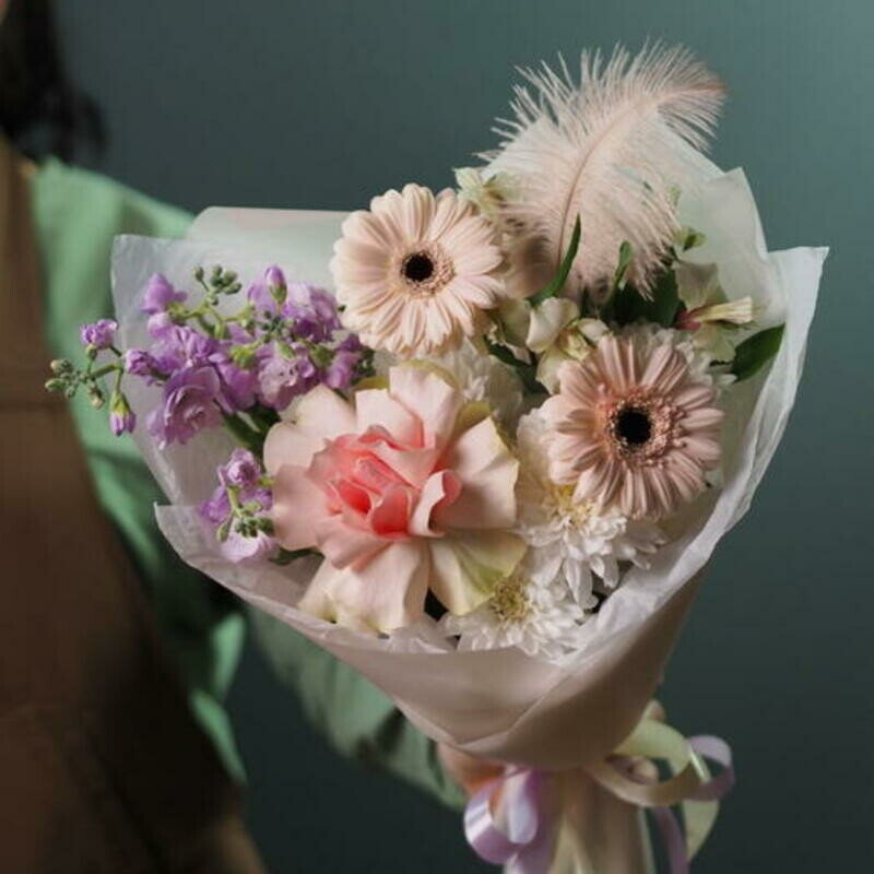 Восхитительный букет из герберы, хризантемы и маттиолы, стандартный