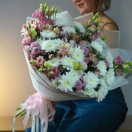 Bol_shoj buket iz hrizantem, al_stromerij i eustomi