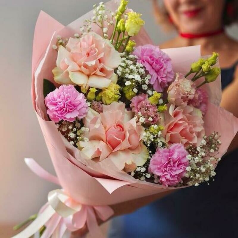 SHikarnij buket iz 3 frantcuzskih roz, eustomi, gvozdiki i gipsofili, standart