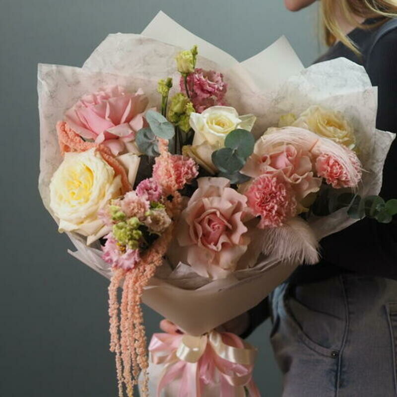 Iziskannij buket iz frantcuzskoj i pionovidnoj rozi, eustomi i diantusa, luxe