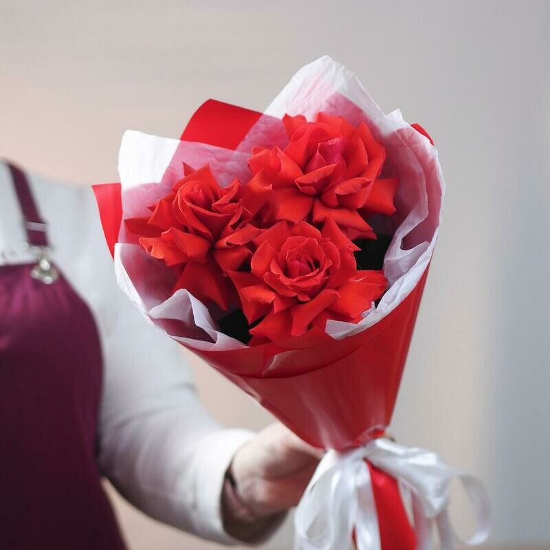 Яркий букет из 3 красных французских роз, уменьшенный