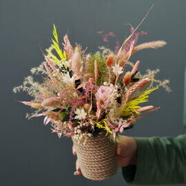 Яркая композиция из сухоцветов