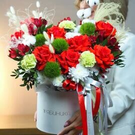 Bol_shaya korobka iz krasnih frantcuzskih roz, diantusov, al_stromerij, hrizantemi i suhotcvetov