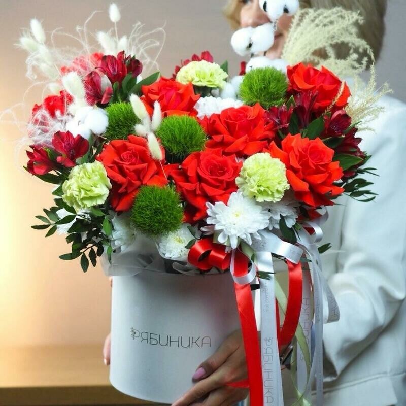 Большая коробка из красных французских роз, диантусов, альстромерий, хризантемы и сухоцветов, премиум