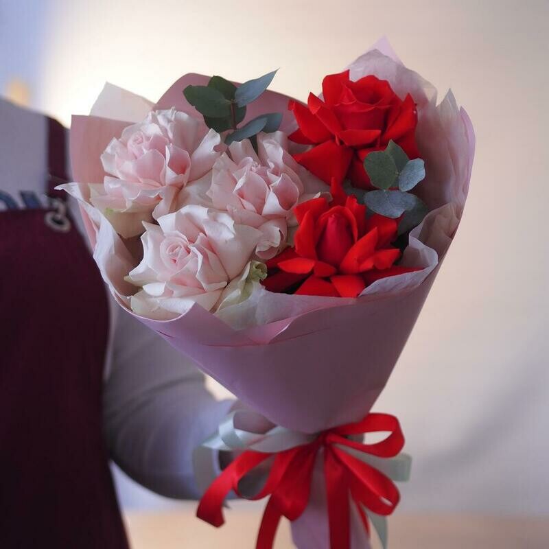 VAU buket iz 5 frantcuzskih roz s krasnim aktcentom i evkaliptom, standart