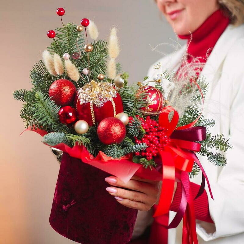 Классическая новогодняя композиция из нобилиса и новогоднего декора, стандартный