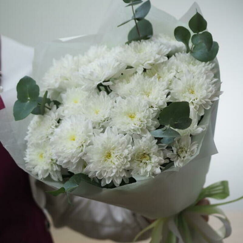 Букет из 5 белых кустовых хризантем и эвкалипта, стандартный