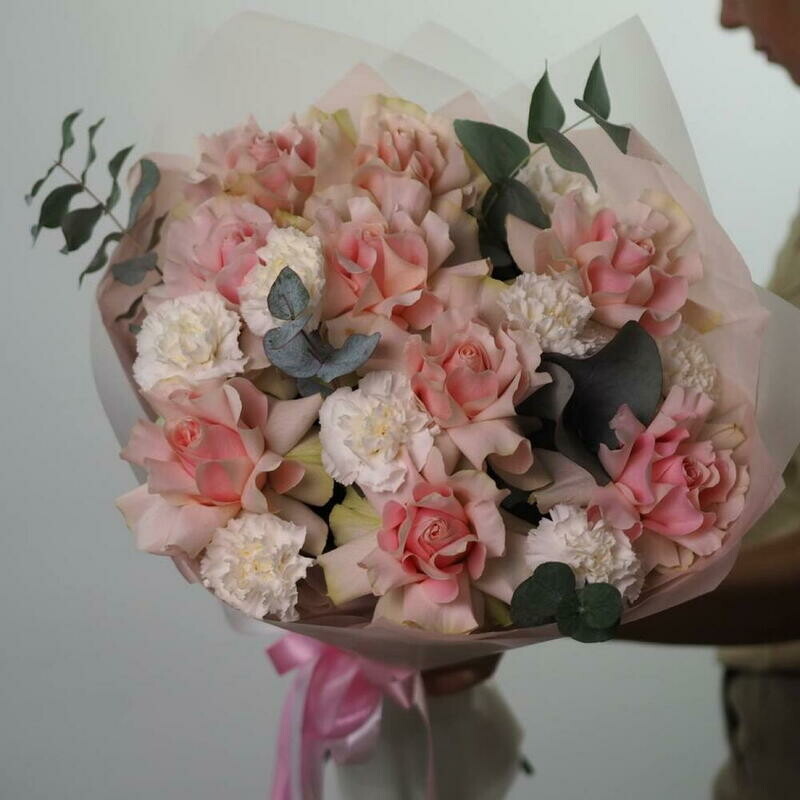 Vozdushnij buket iz frantcuzskoj rozi, gvozdiki i evkalipta, standart