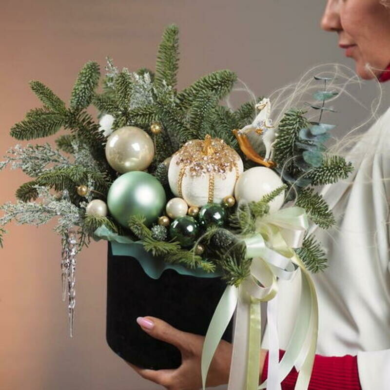 Необыкновенная новогодняя композиция из нобилиса и декора, стандартный