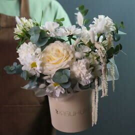 Композиция в коробке из альстромерии, диантуса и эвкалипта