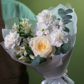 Buket beloe ocharovanie iz pionovidnoj rozi, diantusa, al_stromerii i evkalipta