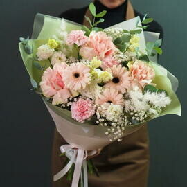 Сочный букет из герберы, французской розы и диантуса