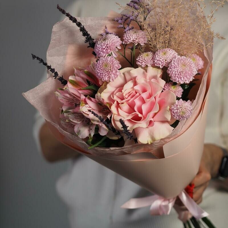 Buket kompliment iz frantcuzskoj rozi, hrizantemi i al_stromerii, standart