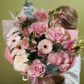 Voshititel_nij buket iz gerberi, frantcuzskoj rozi i santini