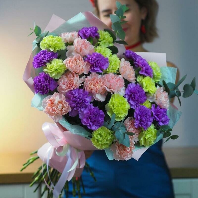 Большой букет из 33 гвоздик и эвкалипта, стандартный